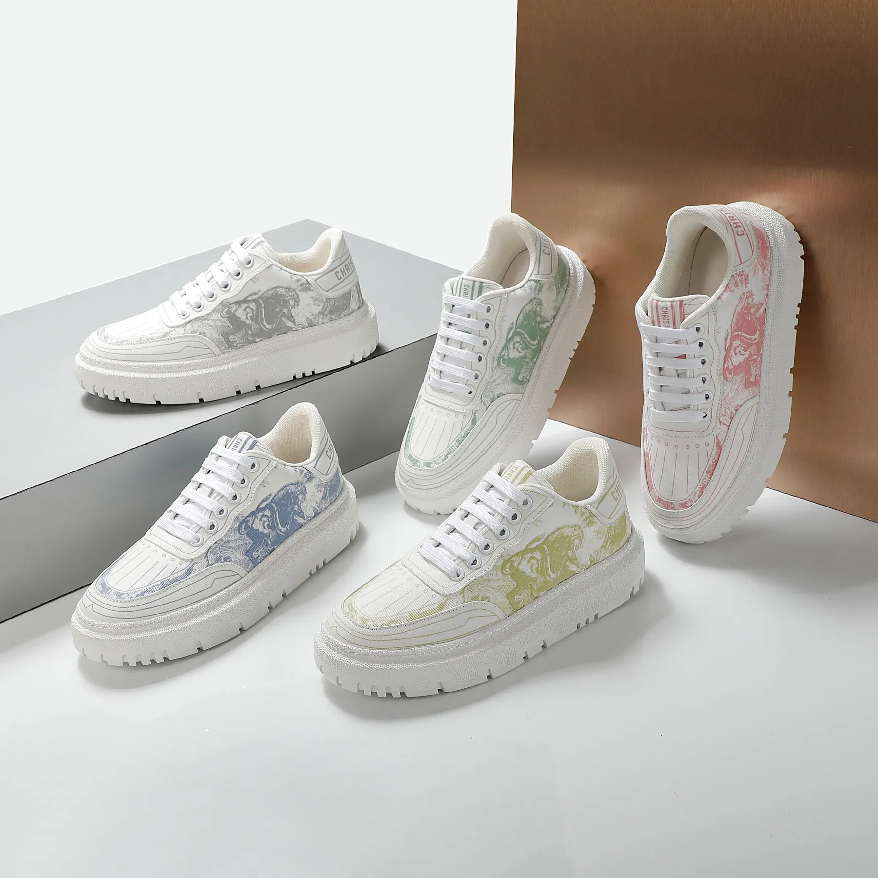👟👟Ex-factory price 460👟👟 2021ssDior casual white shoes, the same style as the ready-to-wear series 1️⃣Original mold opening 2️⃣Original cowhide➕Breathable mesh lining 3️⃣TPU evacuation outsole 4️⃣Injected latex sheepskin feet 5️⃣Full package at the counter Code number 35-40 (41 can be customized)